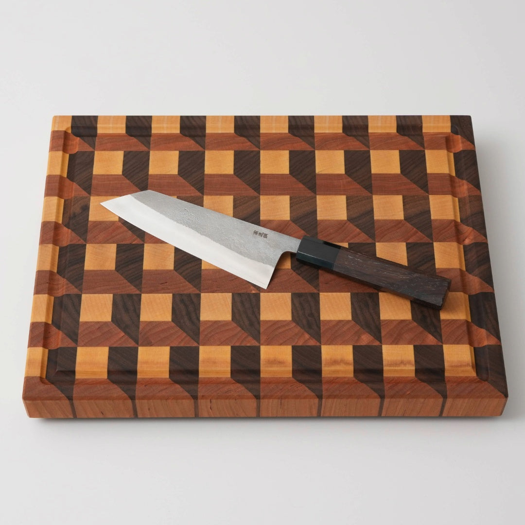 Stirnholz Schneidebrett Waffelmuster aus Eiche, Nussbaum und Kirsche mit japanischem Bunka Messer auf Schneidefläche, Ansicht von oben