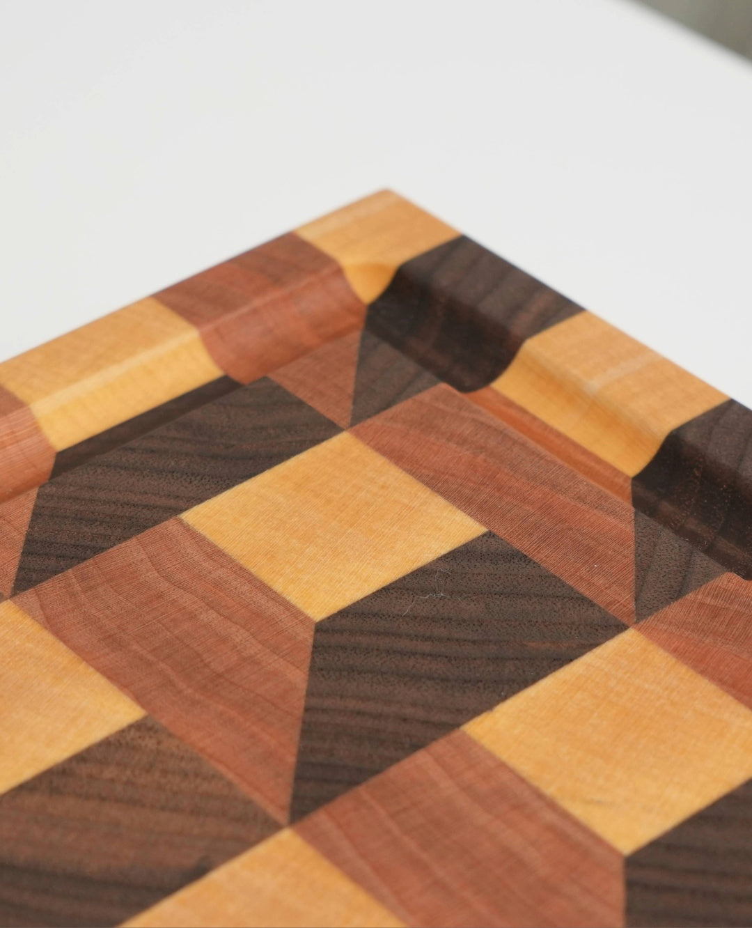 Stirnholz Schneidebrett Waffelmuster aus Eiche, Nussbaum und Kirsche mit Saftrille, Detailansicht Saftrille
