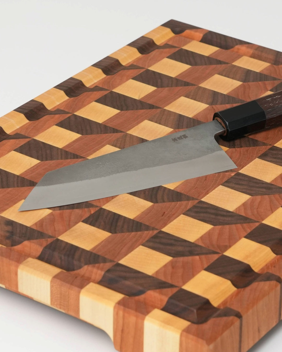 Stirnholz Schneidebrett Waffelmuster aus Eiche, Nussbaum und Kirsche mit japanischem Bunka Messer, Detailansicht von oben