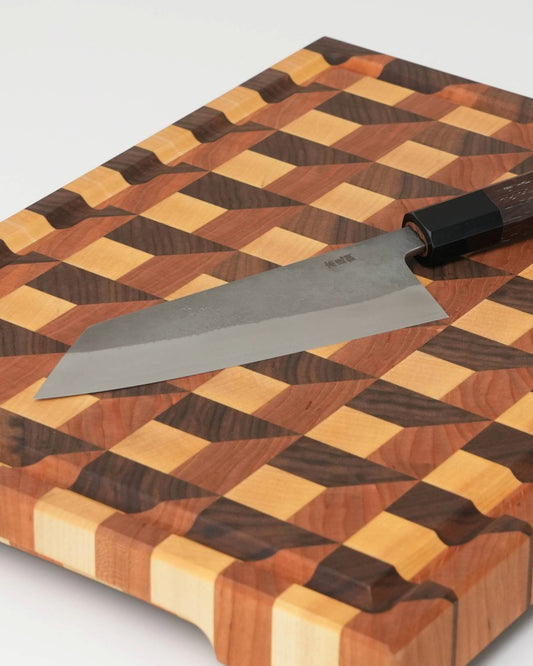 Stirnholz Schneidebrett Waffelmuster aus Eiche, Nussbaum und Kirsche mit japanischem Bunka Messer, Detailansicht von oben