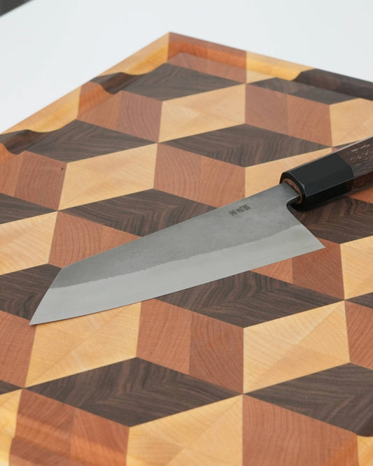 Stirnholz Schneidebrett Würfelmuster aus Eiche, Nussbaum und Kirsche mit japanischem Bunka Messer, Detailansicht von oben